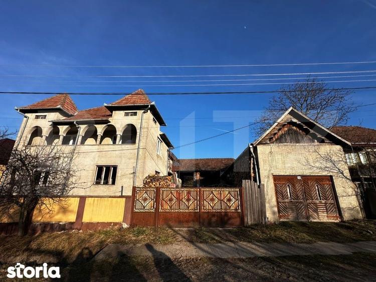 Casa cu 4 camere,baie, bucatarie,anexe.pivnita teren 2500 mp - 2