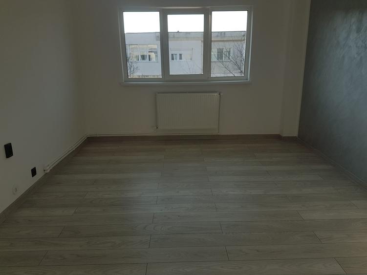 Apartament doua camere, decomandat, etaj 4, cu sarpanta, renovat modern, stradal - 1