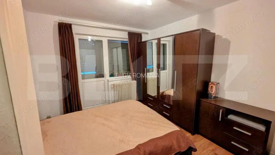 Apartament cu 3 camere, decomandat, cetate