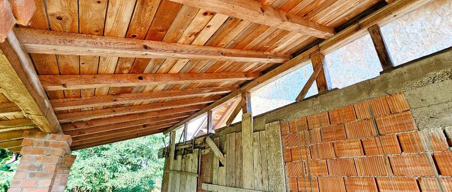 Proprietate la rosu, situata la 15 km de oras - 3