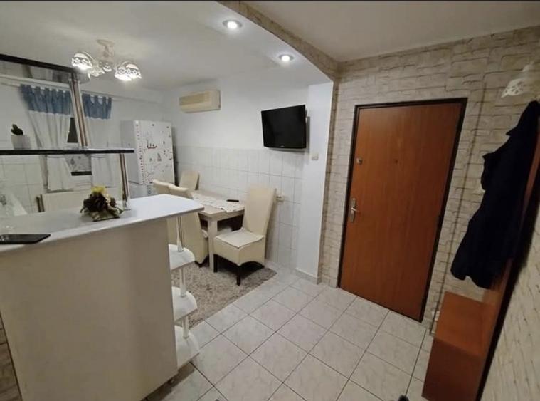 Vand apartament cu 3 camere Resita, zona Lunca - 1