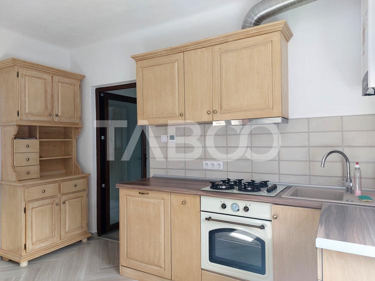 Casa 58 mp cu gradina 300 mp pet friendly central Cisnadioara - 1