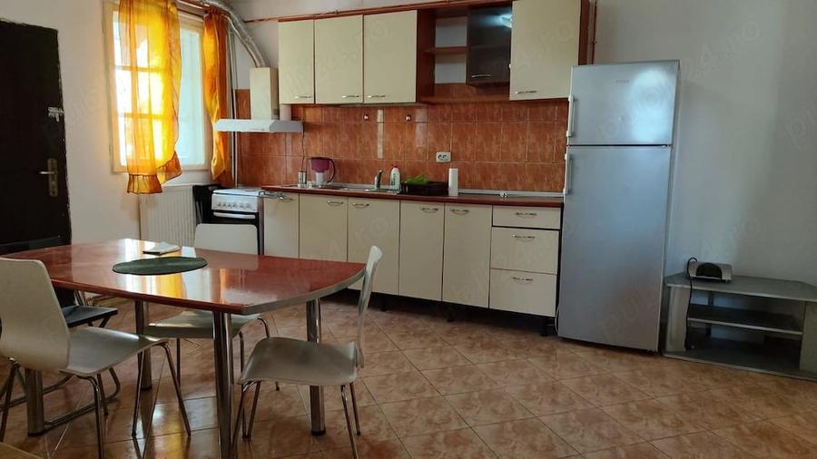 Apartament cu 3 camere semidecomandat în Ozana