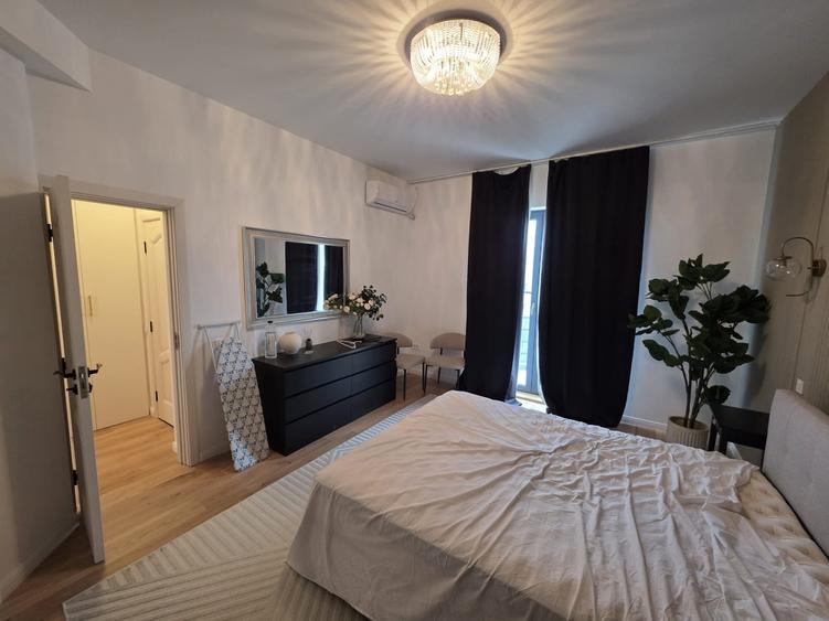 Apartament cu 3 camere semidecomandat, mobilat în Universitate