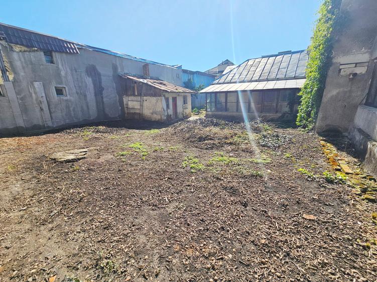 Casă individuală cu 7 camere cu Canalizare în Ultracentral