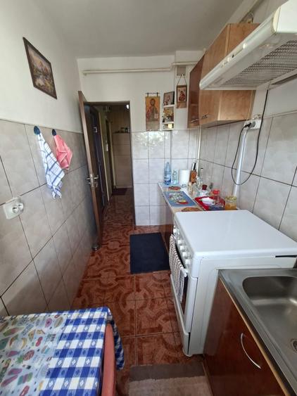 Apartament cu 3 camere semidecomandat, mobilat în Orizont