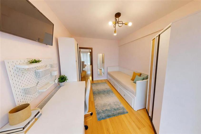Apartament cu 4 camere decomandat, mobilat în Central