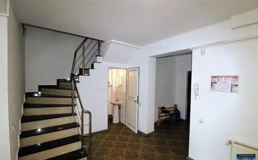 Casă individuală cu 6 camere cu Canalizare în Vitan