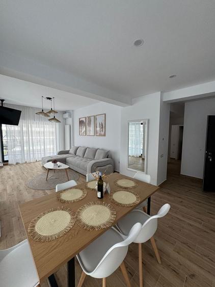 Apartament cu 3 camere semidecomandat, mobilat în Nord