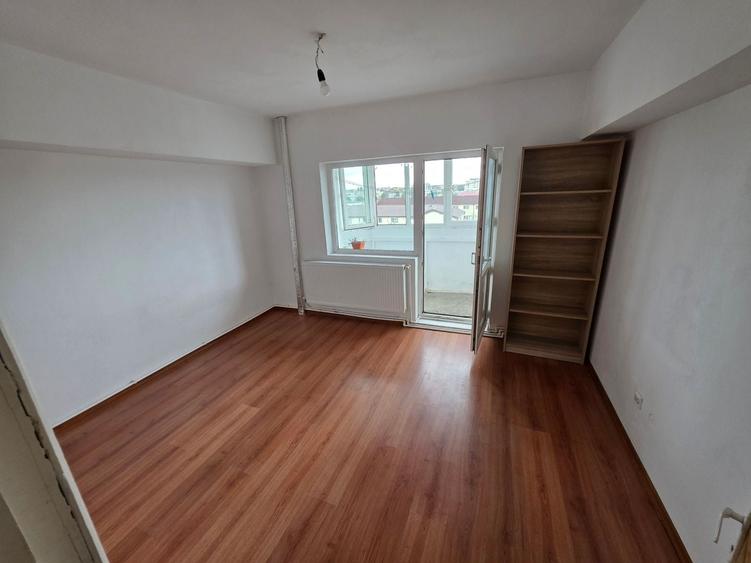 Apartament cu 4 camere decomandat în Poarta 6