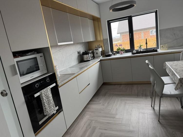 Apartament cu 4 camere decomandat în Căpățânești