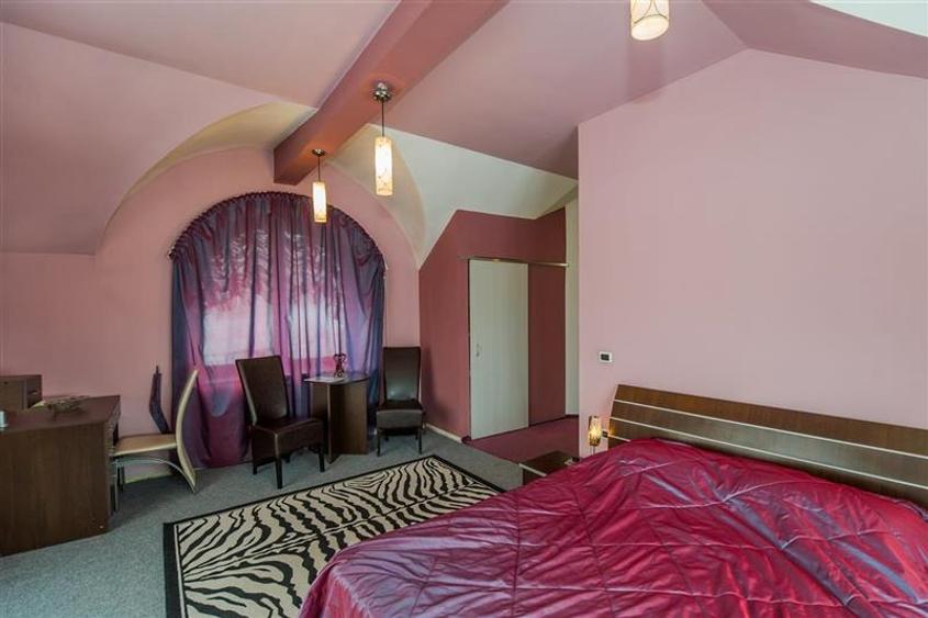 Film & Tur LIVE! Rafinament in cartier linistit, pe 30.000 mp teren paradis, fac - 35