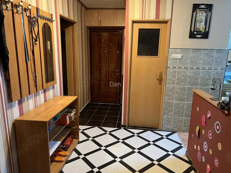 Inchiriez aparatament trei camere decomandate
