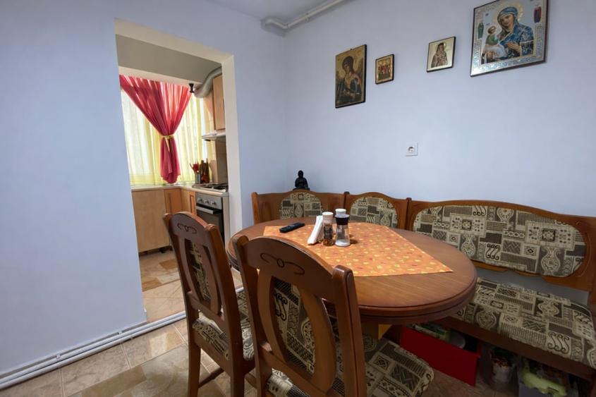 Apartament 3 camere | Decomandat | Etaj 2 | Parcare | zona Poarta 6 - 8