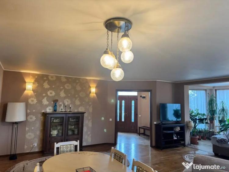 Casa superba spatioasa intr-o zona linistiota aproape de o - 9