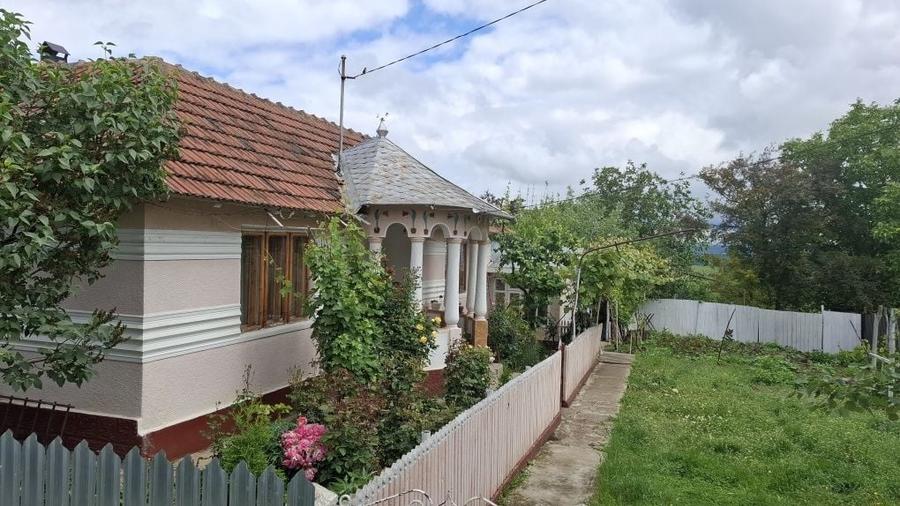 Casă cu 4 camere în Albița