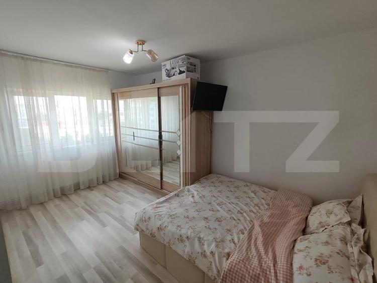 Apartament cu 3 camere decomandat, mobilat în Micro 6