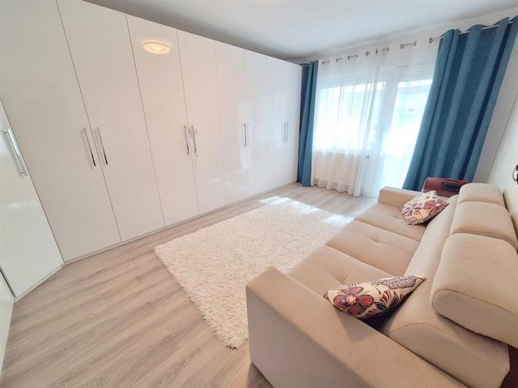 Apartament cu 3 camere decomandat în Milcov