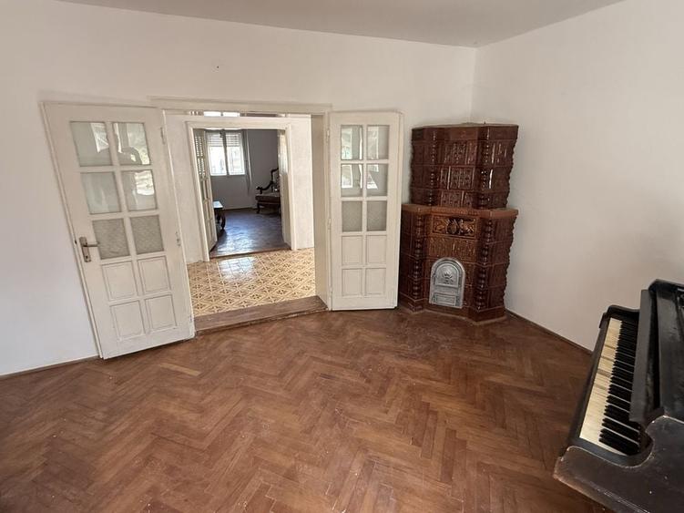 Casă cu 4 camere cu Teren 2000 Mp în Central