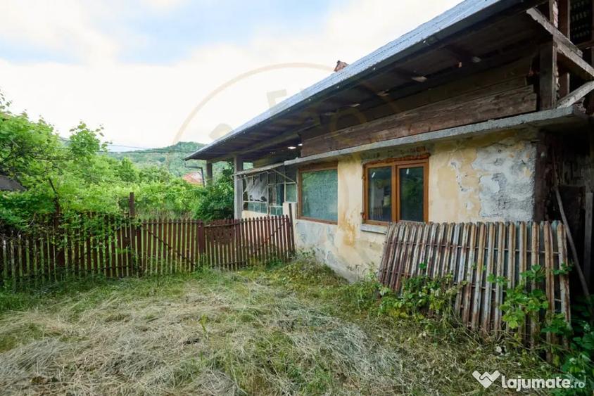 Casă cu 3 camere cu Teren 4696 Mp în Central