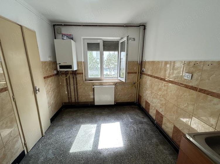 Apartament cu 3 camere semidecomandat în Romanilor