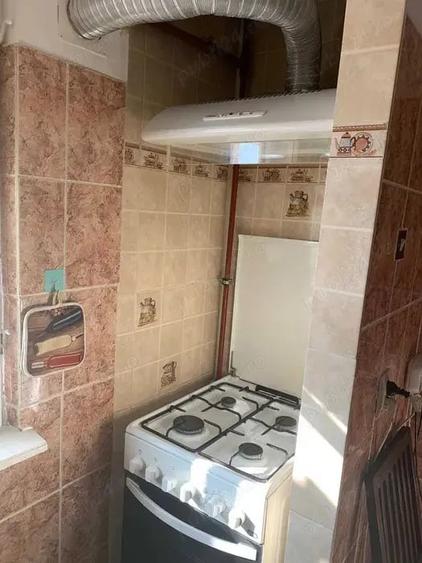 Apartament cu 3 camere decomandat, mobilat în Dacia