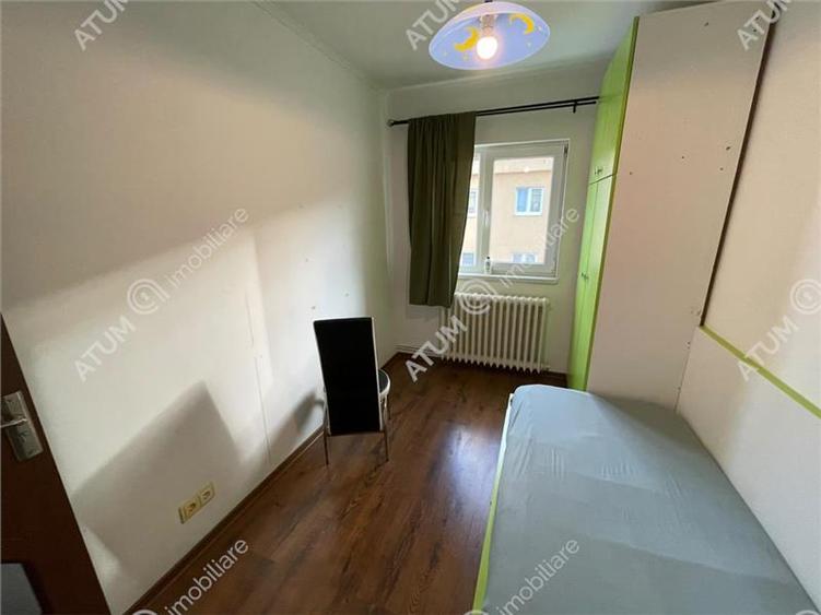 Apartament cu 3 camere decomandat, mobilat în Vasile Aaron