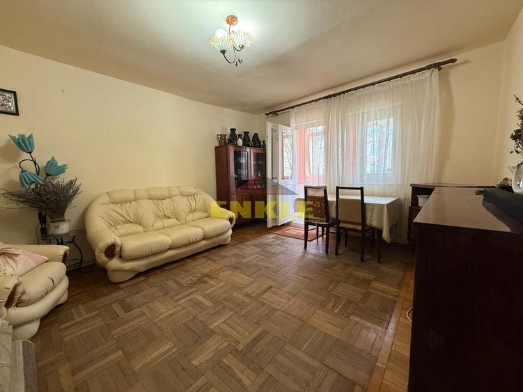 De vânzare apartament 4 camere decomandat, etaj 1 – zona Capat la 1 - 1
