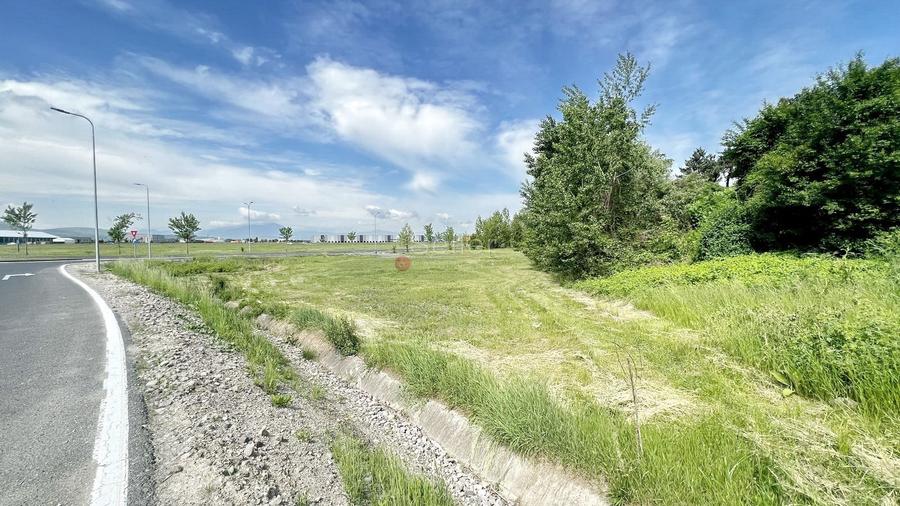 Teren intravilan - Zona Comerciala de interes - 12