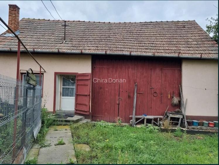 Teren generos 1411 mp cu casa veche si utilitati in centrul Apahidei