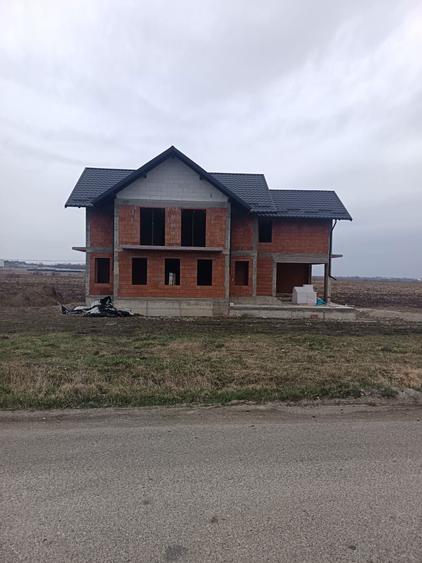 Casa la rosu de vanzare fantana mare - 3