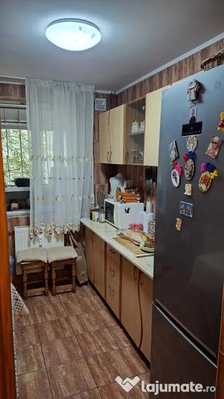 Apartament cu 4 camere decomandat în 1 Decembrie