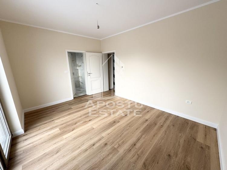 Duplex cu perete dublu, 4 camere si 3 bai finalizat, toate utilitatile - 18
