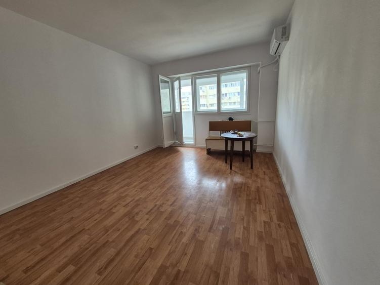 Apartament cu 4 camere semidecomandat în Colentina