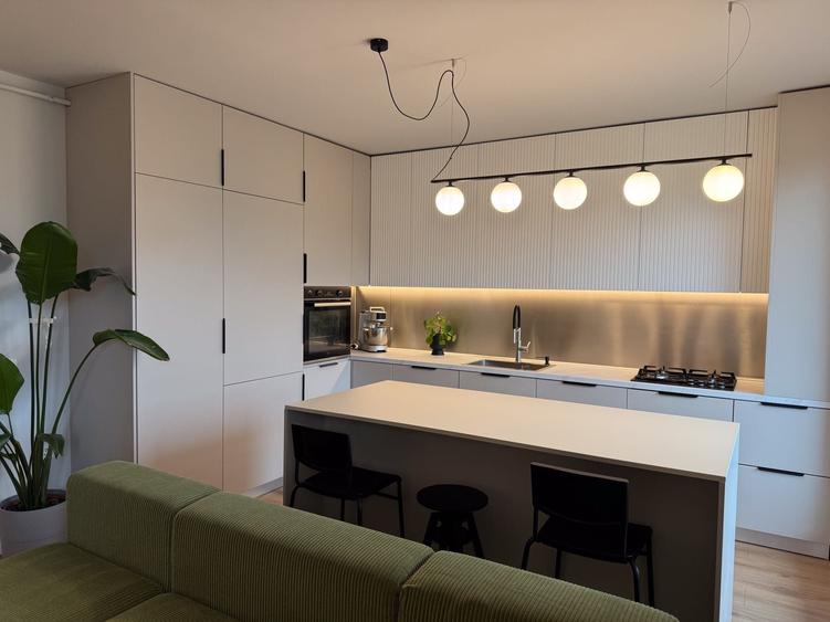 Apartament cu 3 camere semidecomandat în Chinteni