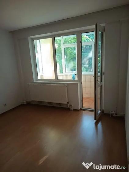 Apartament cu 3 camere semidecomandat în Micro 17