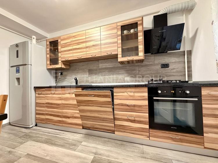 Apartament cu 3 camere semidecomandat în Tractorul