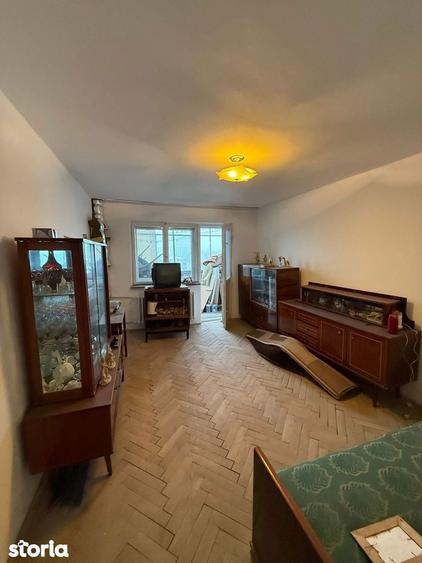 Apartament cu 3 camere decomandat în Calea București