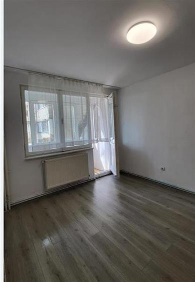 Apartament cu 3 camere semidecomandat în Tudorul Vechi