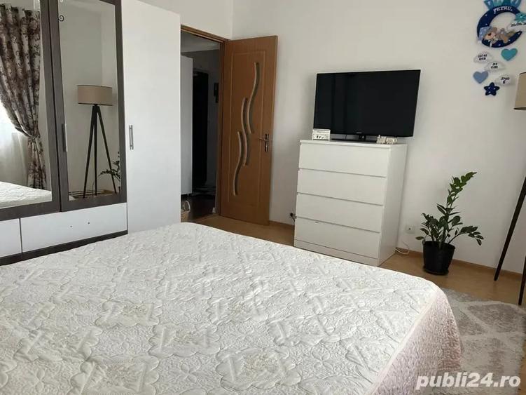 Apartament cu 3 camere decomandat în 1 Decembrie