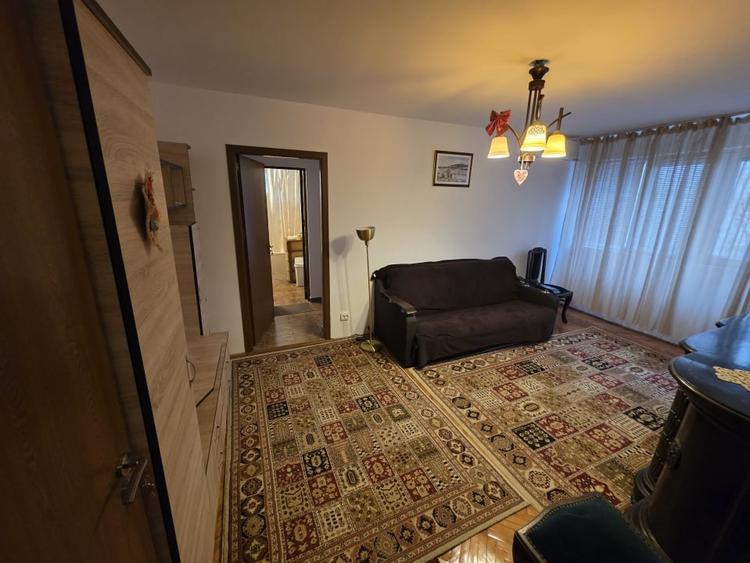 Apartament cu 3 camere semidecomandat, mobilat în Iancului
