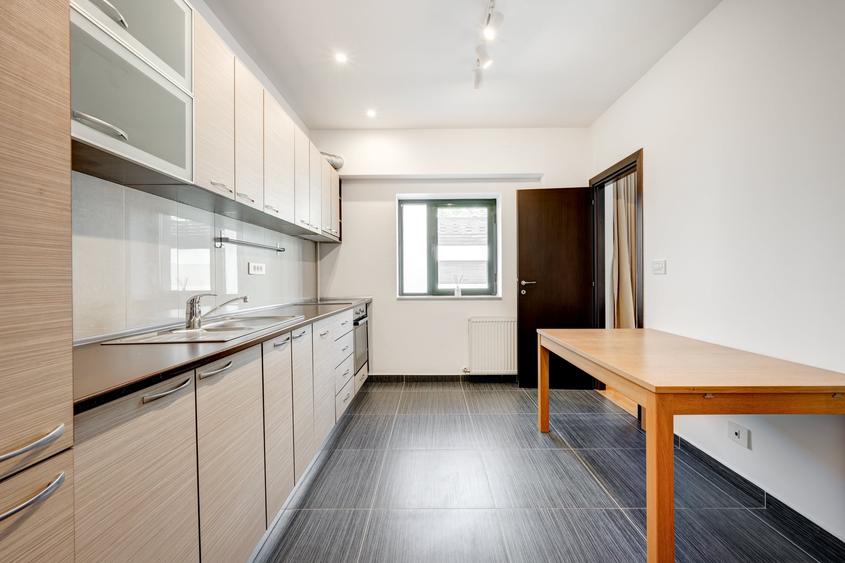 Apartament cu 3 camere decomandat în Băneasa