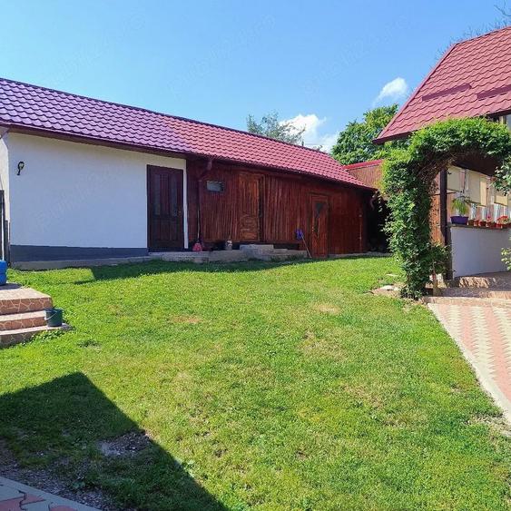 Casă cu 8 camere cu Teren 3500 Mp în Adâncata