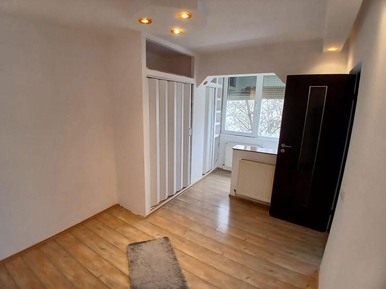 Inchiriez apartament 3 camere zona Milcov. - 1