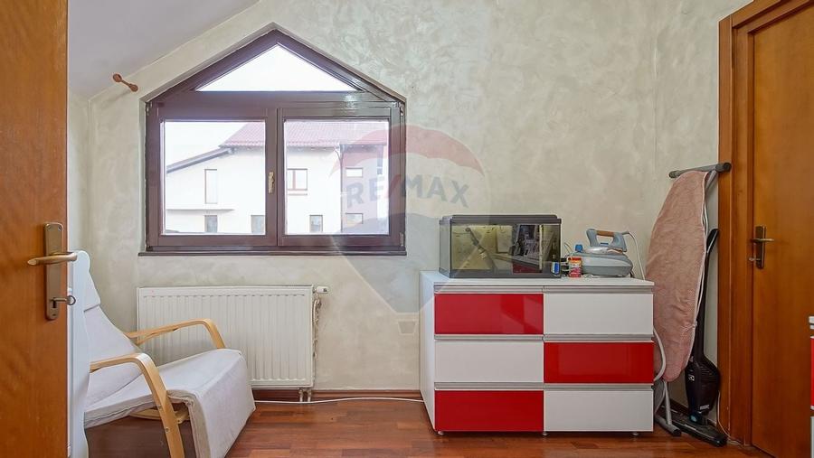 Casă / Vilă cu 4 camere de vânzare în zona Tractorul - 21