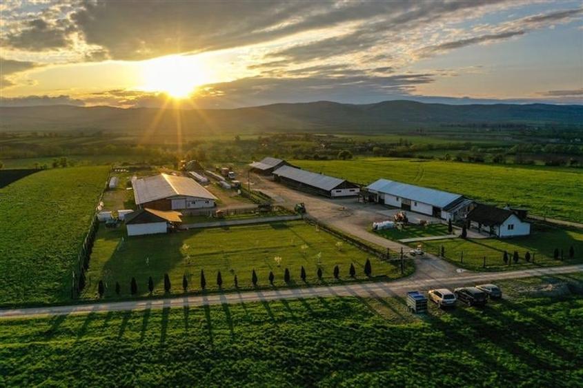 Film&Tur! Domeniu pe 222.000mp+ Ferma +Anexe specifice+Constructie+
rezidential - 1