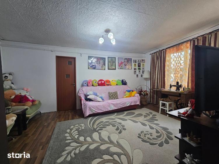 Casă cu 5 camere cu Teren 600 Mp în Andronache