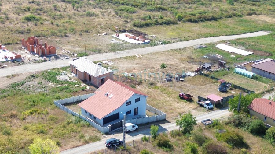 Casă individuală cu 6 camere cu Canalizare în Paleu