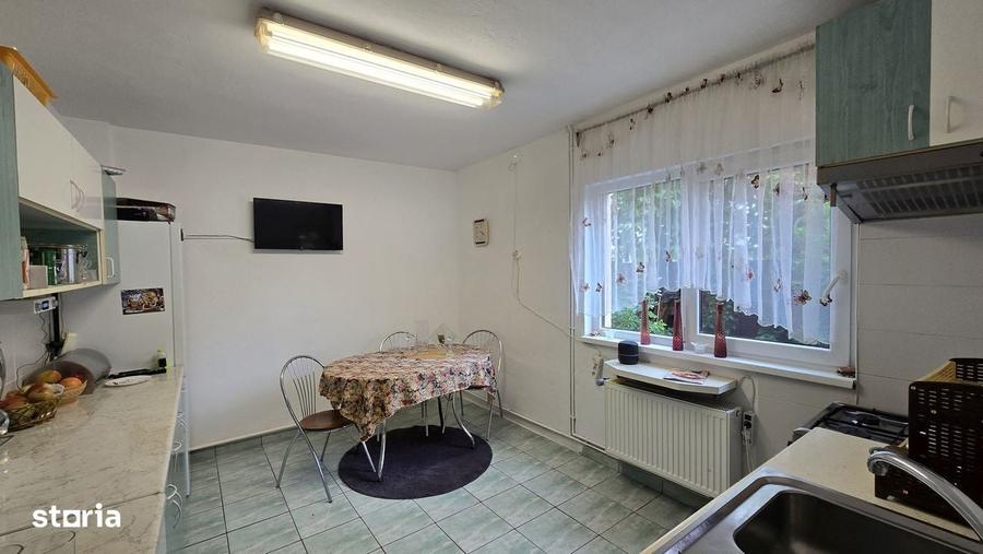 Casă cu 4 camere decomandat în Central