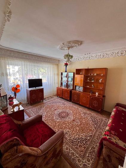 Apartament cu 3 camere decomandat în Palazu Mare